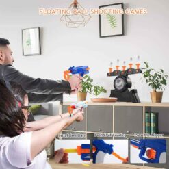 Skjutspel med svävande bollar och leksakspistolr familjespel