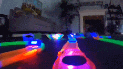 Im Dunkeln leuchtende Autorennbahn mit Spielzeugautos