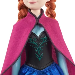 Disney Frozen Core Anna Frozen 1 – ställbar Anna-docka i sin ikoniska resestil med cape, kjol och skor. Perfekt för barn från 3 år att återskapa Frost-äventyr.