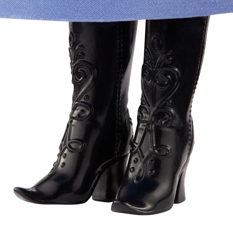 Disney Frozen Core Anna Frozen 1 – ställbar Anna-docka i sin ikoniska resestil med cape, kjol och skor. Perfekt för barn från 3 år att återskapa Frost-äventyr.